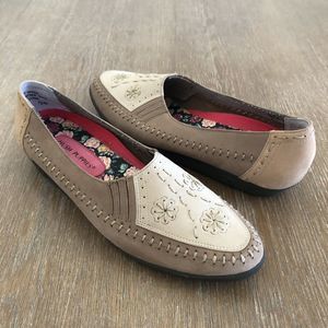 Hush Puppies Flats Womens 7.5 M Floral Embroidered Stitched Leather Slip On Tan